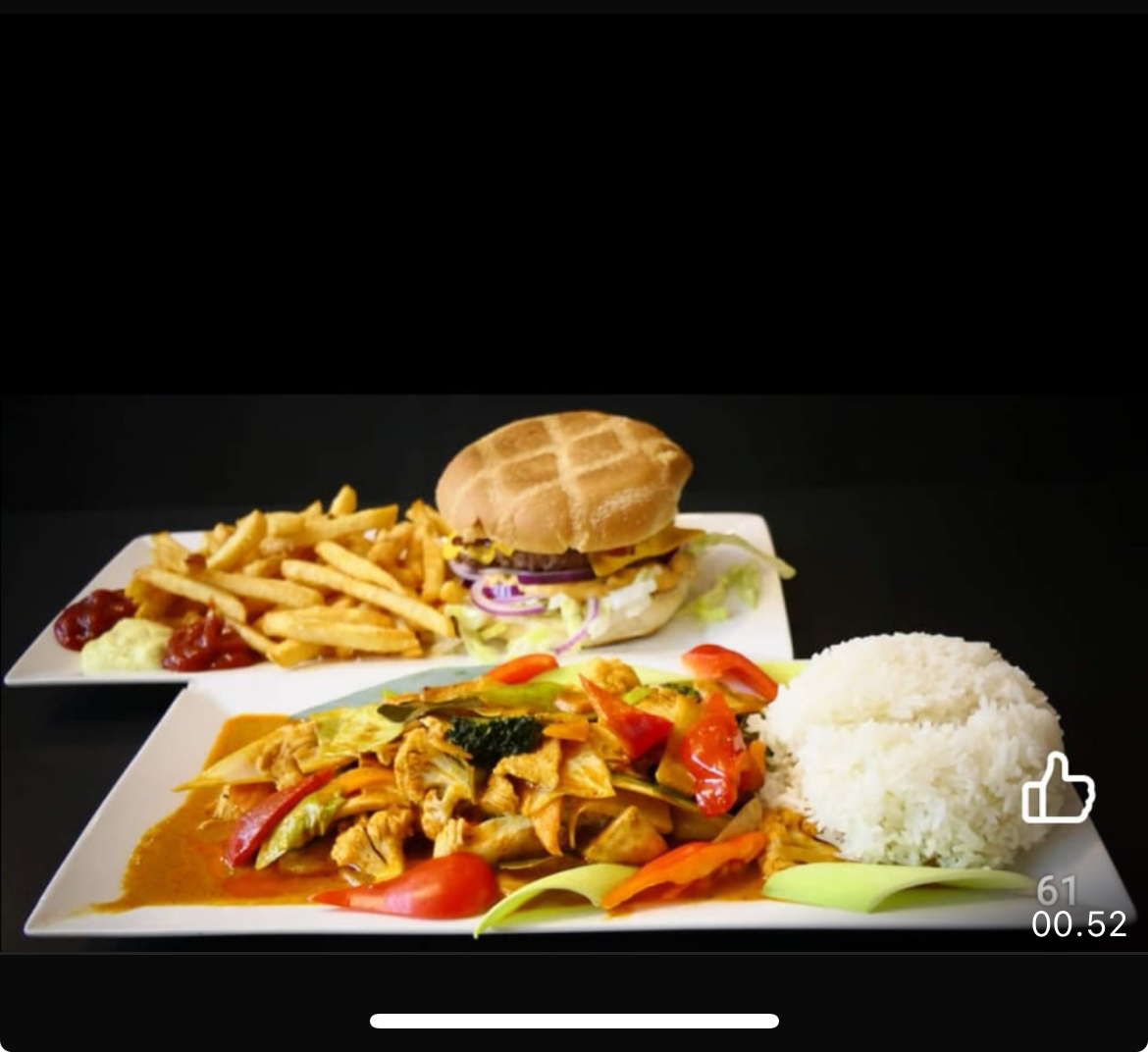 Burger med pommes og wok med ris