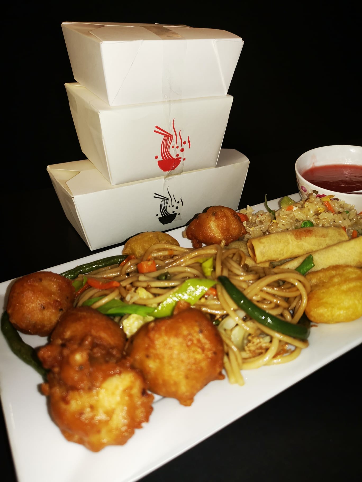 China Box takeaway med nudler, forårsruller og friterede kugler